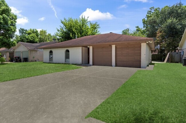 Foto del edificio - 6811 Feather Creek Dr