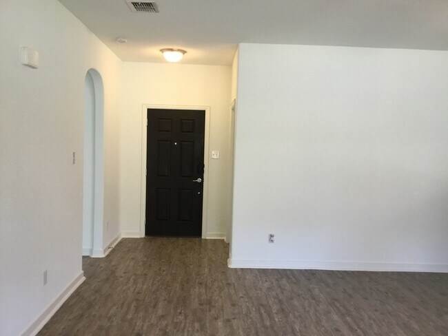 Building Photo - 284 Meadowcrest Dr