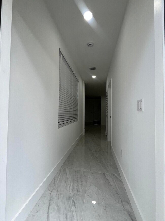 Foto del edificio - 4588 Old Okeechobee Rd