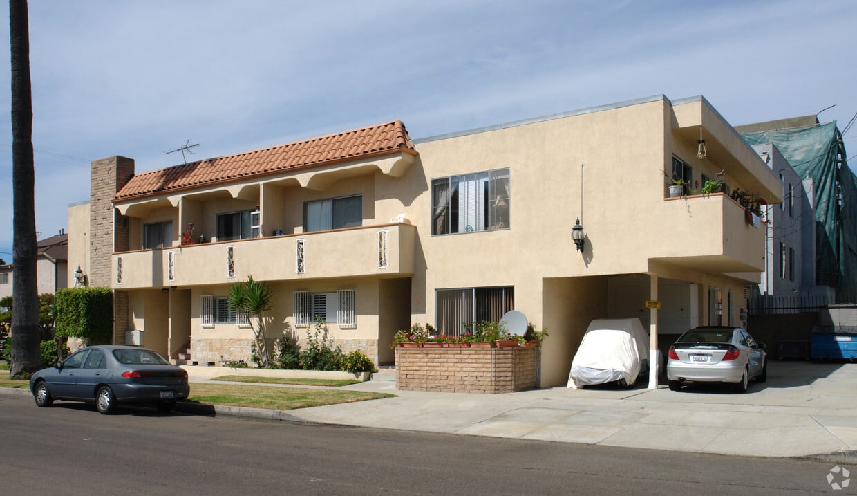 Building Photo - 9749 Charnock Ave