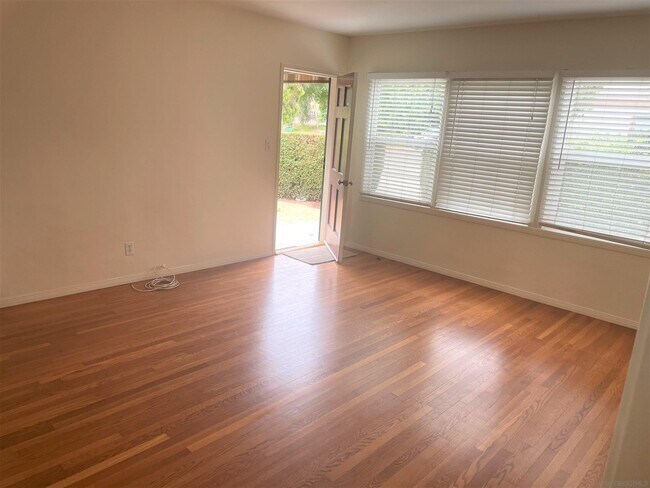 Building Photo - 4735 Lomitas Dr