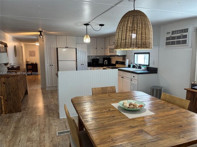 Building Photo - 231 W Lake Dr