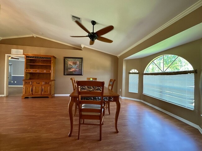 Foto del edificio - Stunning 3-bedroom, 2-bathroom, home with ...