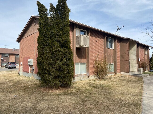 Building Photo - 2517 S Lakecrest Dr