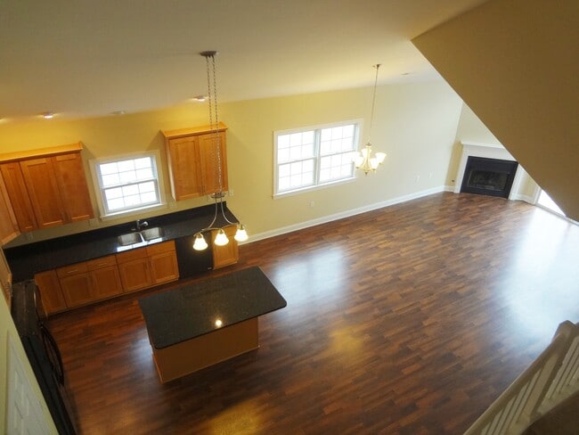 Building Photo - Luxurious and Spacious Home