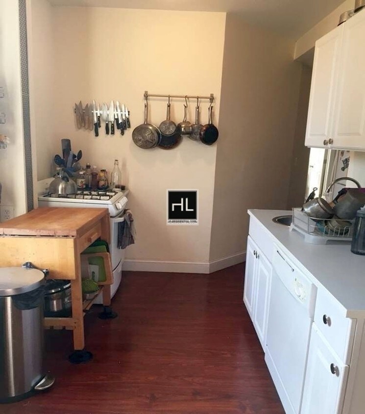 Building Photo - Hidden Park Slope 2 Bed gem near Union St R