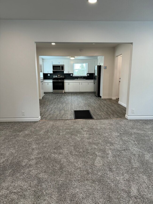 Foto del edificio - Fully renovated 3 bed 1.5 bath home!