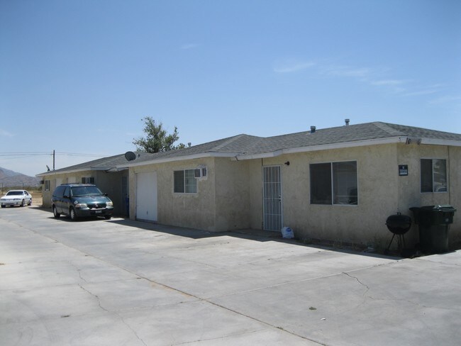 Otra vista de los apartamentos, incluido el garaje adjunto - 21809 Ottawa Rd