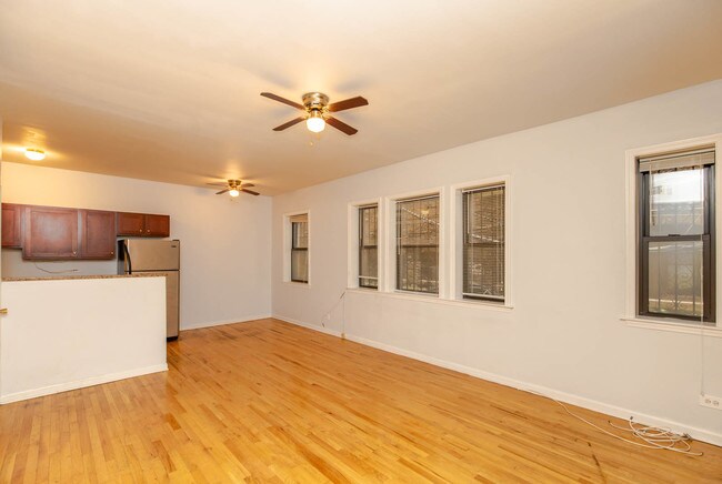 Building Photo - 931 W Leland Ave