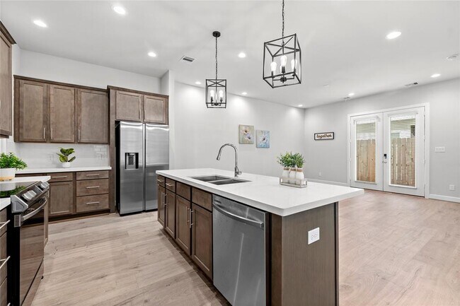 Foto del edificio - 2214 Roozy Lk Ln