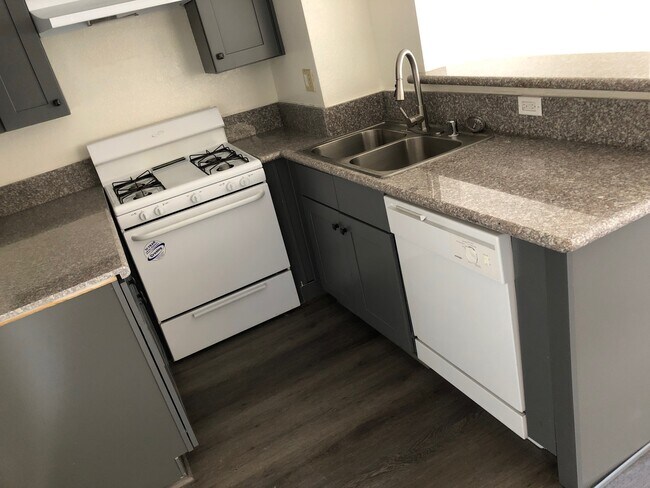 Photo - 810 Fedora St Apartments