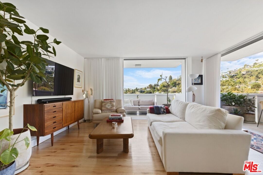 Foto principal - 8787 Shoreham Dr