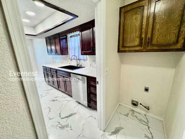 Foto del edificio - Beautiful 3-Bedroom Home / Pet-Friendly / ...