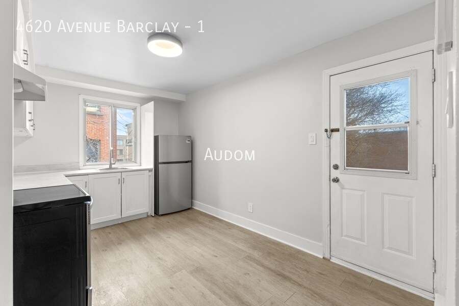 Primary Photo - 4620 Av. Barclay