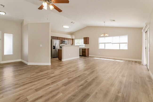 Foto del edificio - 655 Camp Hill Rd