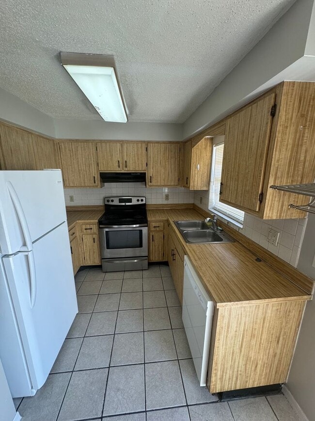Building Photo - 3br/2ba home in Greentree Park Subdivision