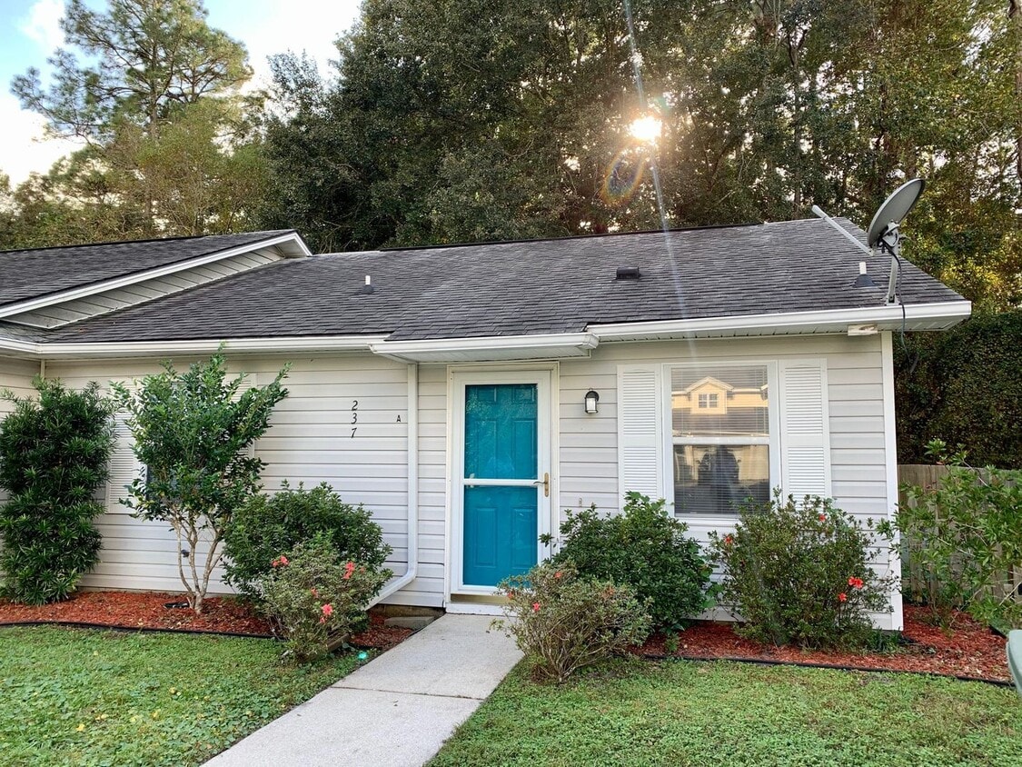 Primary Photo - 2BR/2BA Duplex in Lakemont