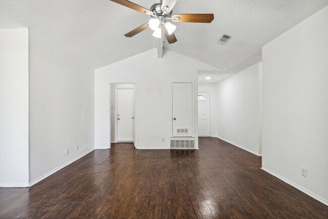 Foto del edificio - 3/2/2 on N. BELL Ave. In Denton. Private f...