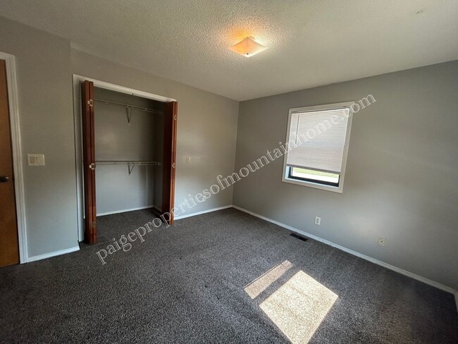 Building Photo - 1312/1314 MeadowBrook