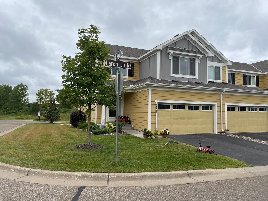 Foto principal - 8401 Larch Ln N