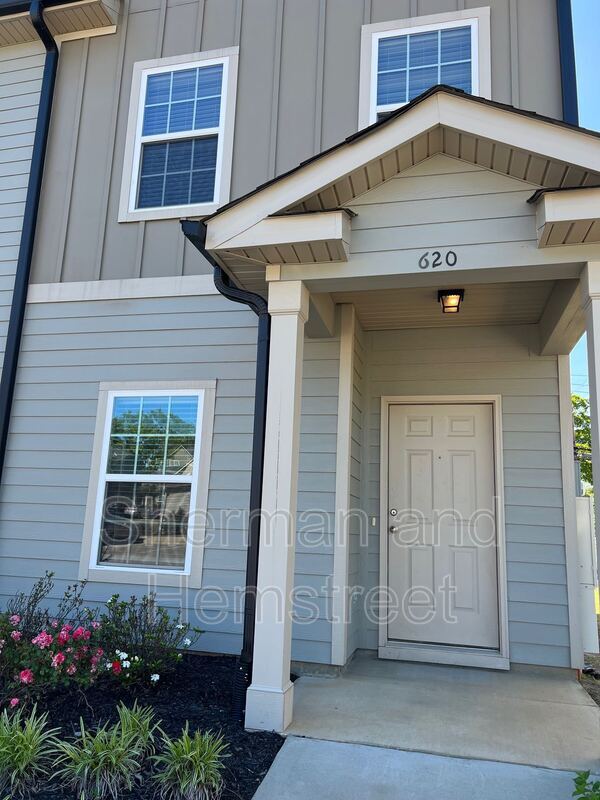 Foto del edificio - 620 Dobhill Ln