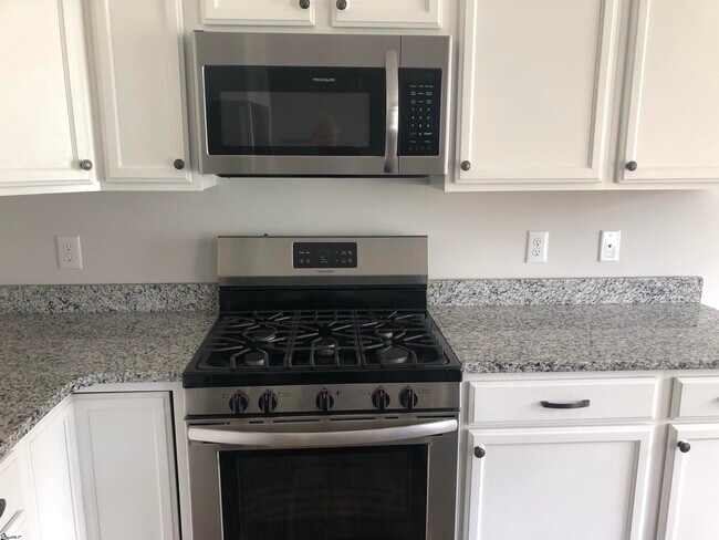Foto del edificio - 38 Mendham Ln