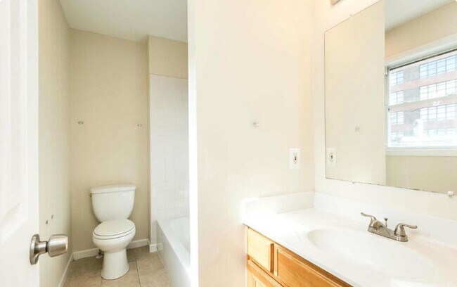 Foto del edificio - Charming 2bdrm 2.5 bath Patterson Park home with parking and rooftop deck