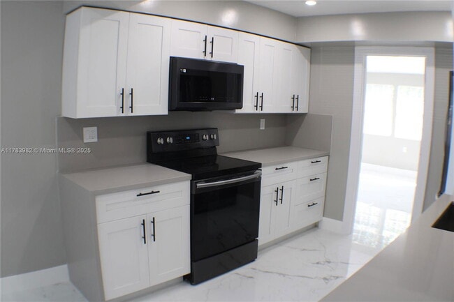 Building Photo - 515 S 61st Terrace