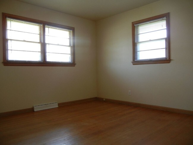 Building Photo - 3020 N Rockton Ave