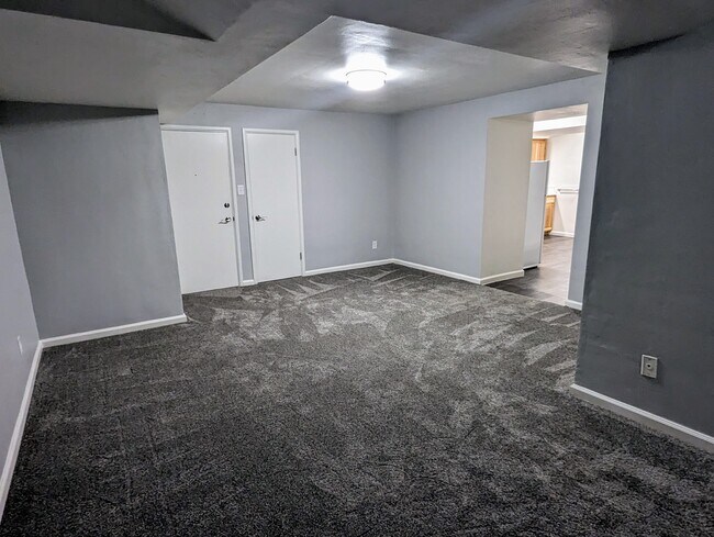 Sala de estar #G - 141 S Poplar St