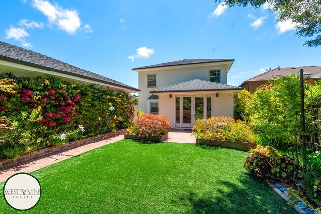 Building Photo - Spectacular Hill Top Home W/ Expansive Vie...