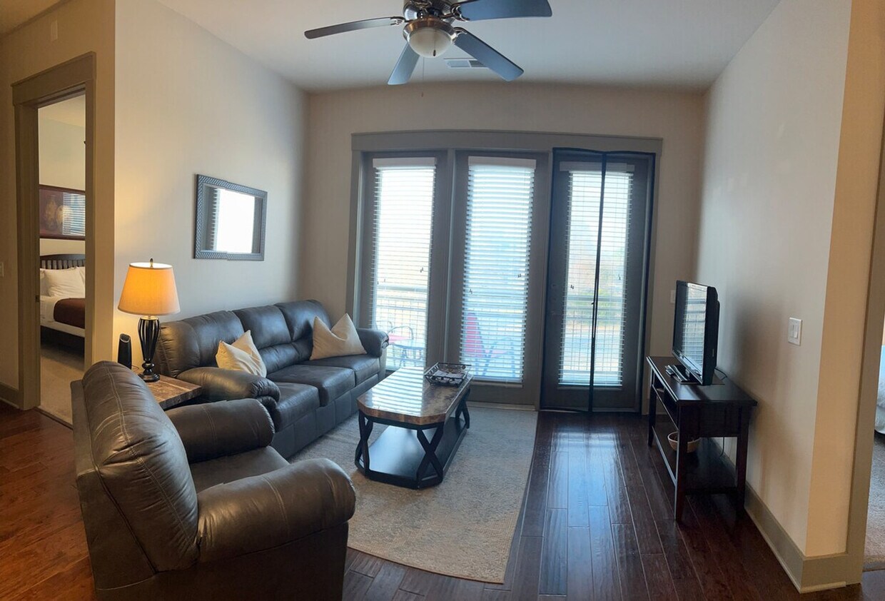 Foto principal - 6000 Carnegie Blvd