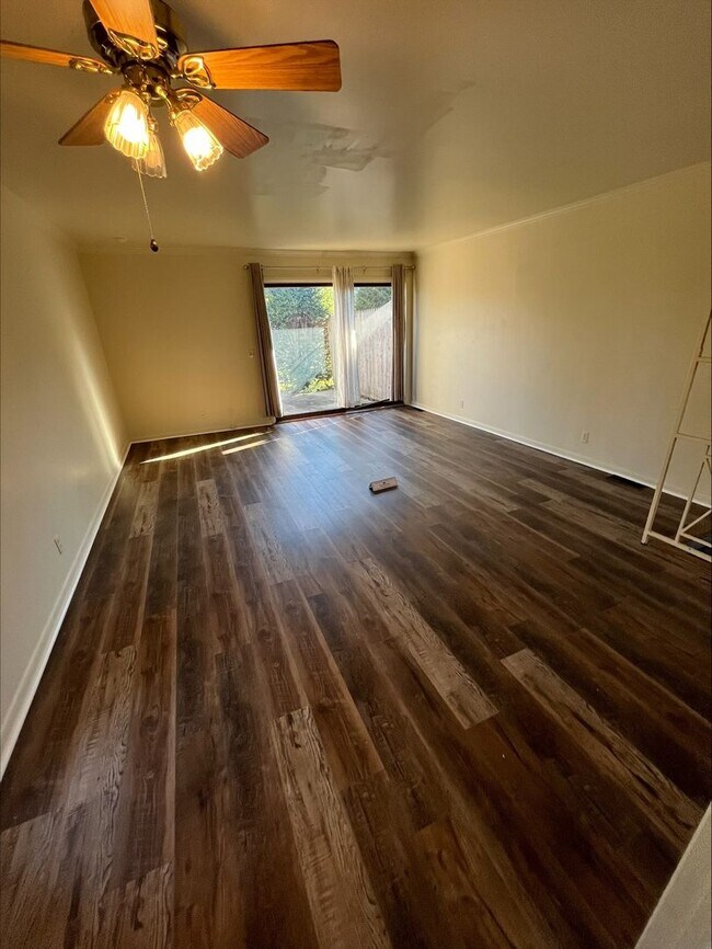 Foto del edificio - Come home to Highland North Townhomes!