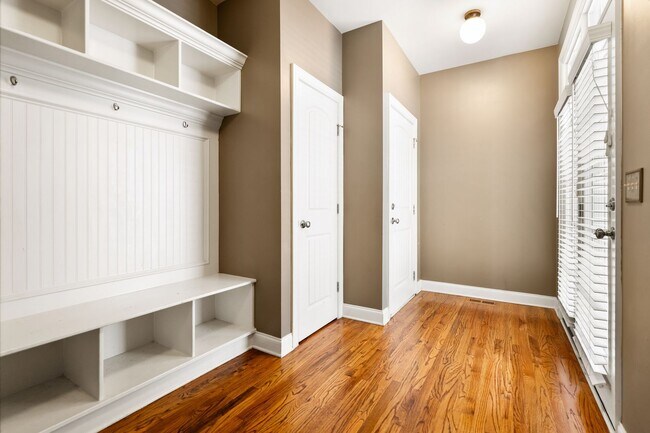 Building Photo - Available Early April! Gorgeous Updated 5-Bedroom, 5-Ba in the Desirable Amberly Community!