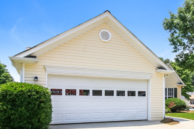 Foto del edificio - 180 Lake Cove Approach