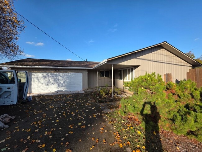 Building Photo - Great Vintage Home!