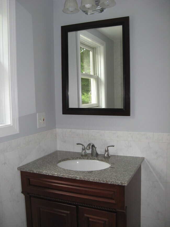 bath - 724 Ives Row