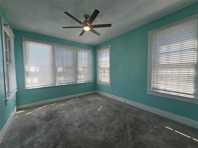 Foto del edificio - 725 Broadway Avenue J