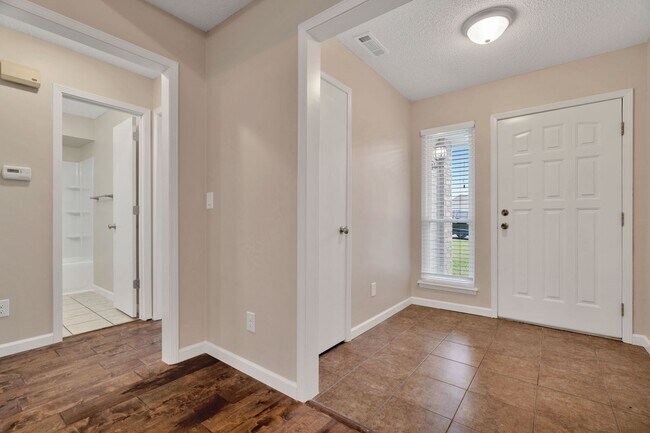 Foto del edificio - Beatifully Updated East Fay Home! Must See!