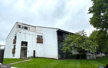 Building Photo - 800 Stratford Dr