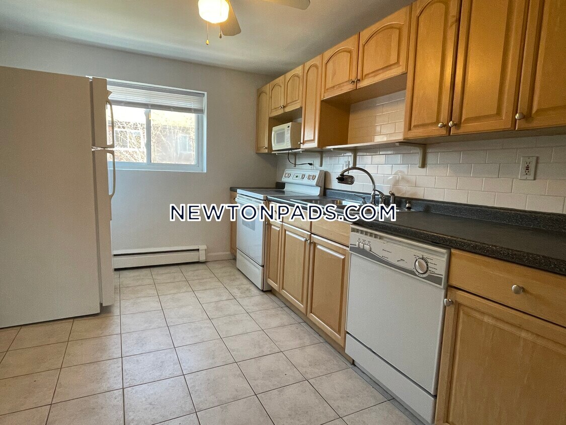 32 Bryon Rd Unit 4, Chestnut Hill, MA 02467 Condo for Rent in