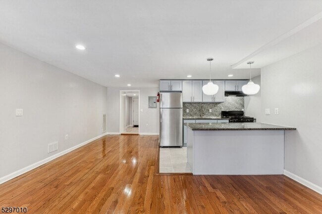 Foto del edificio - 325 Forrest St