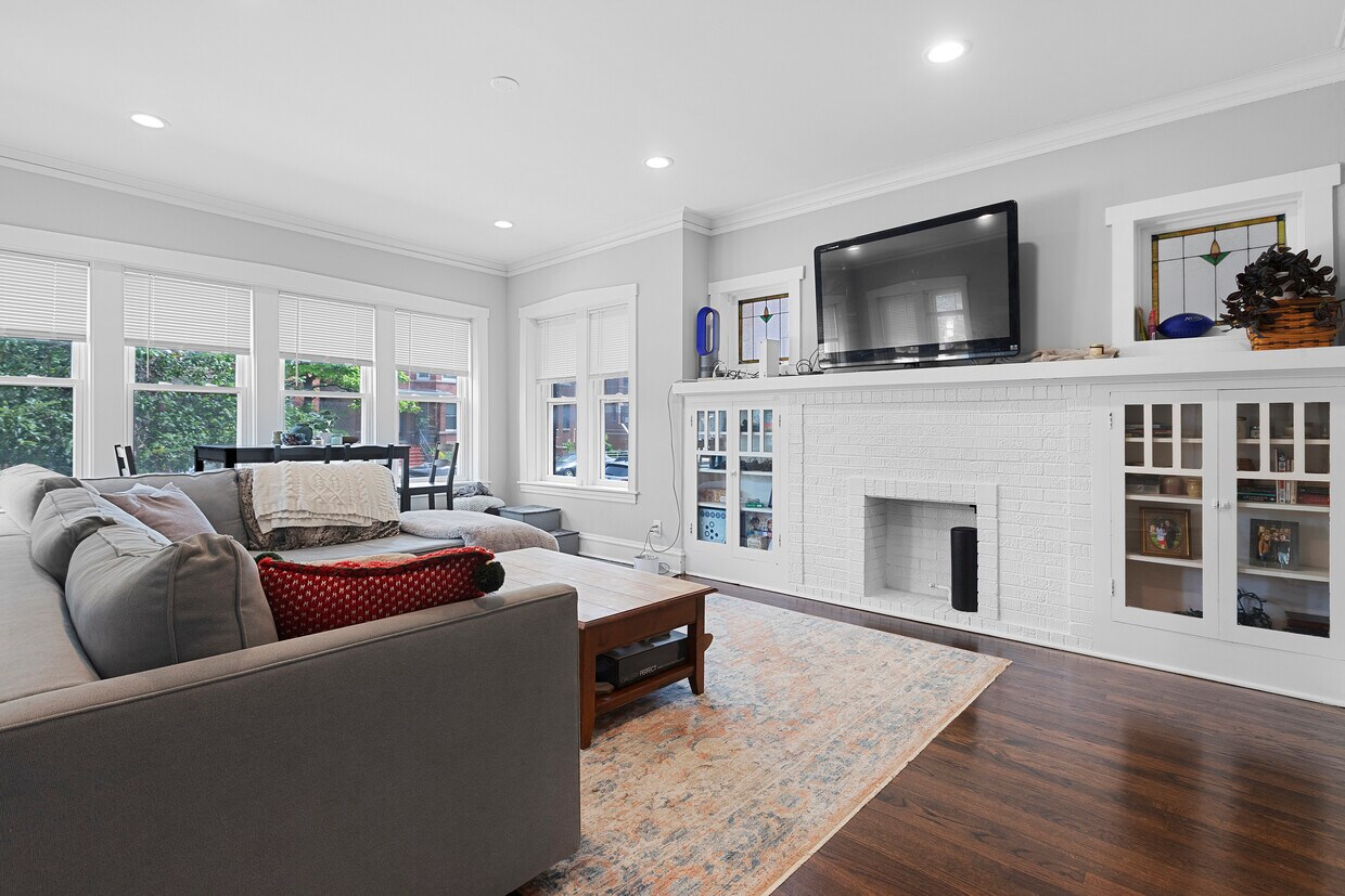 Foto principal - 2221 W Addison St