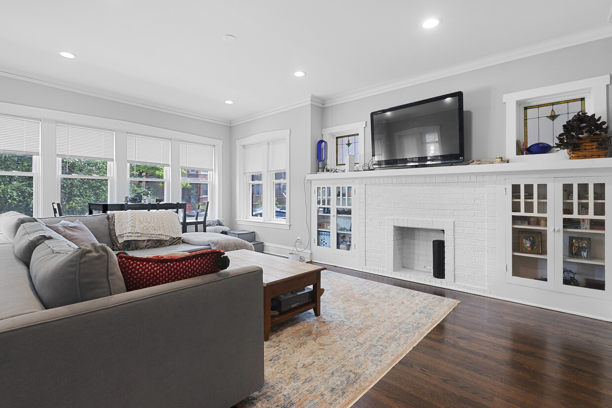 Primary Photo - 2221 W Addison St