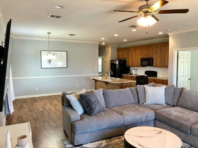 Foto del edificio - 3BR/3BA House Near Campus