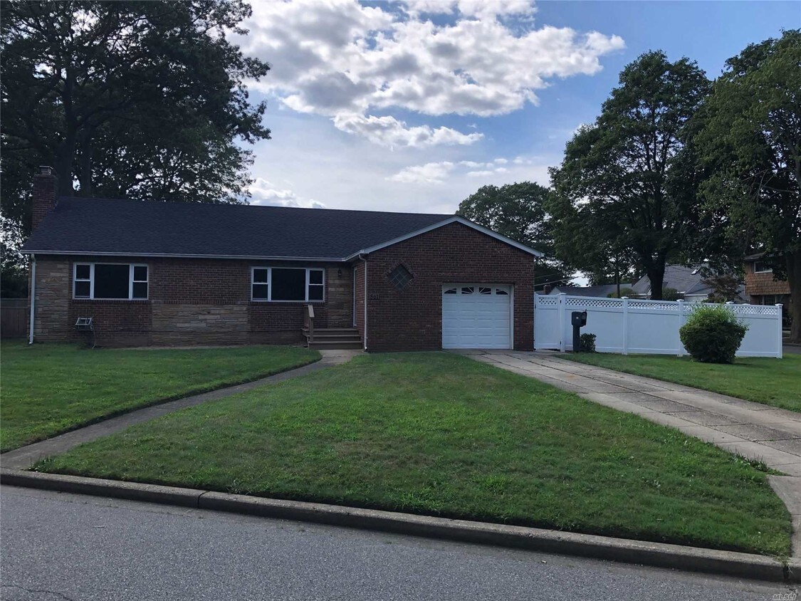 561 Parkside Blvd, Massapequa, NY 11758 House Rental in Massapequa