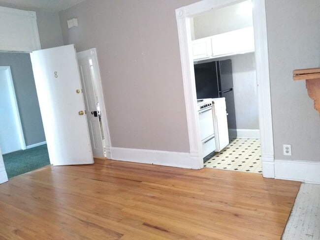 Building Photo - Top Floor 1 Bedroom in Historic Capitol Hill