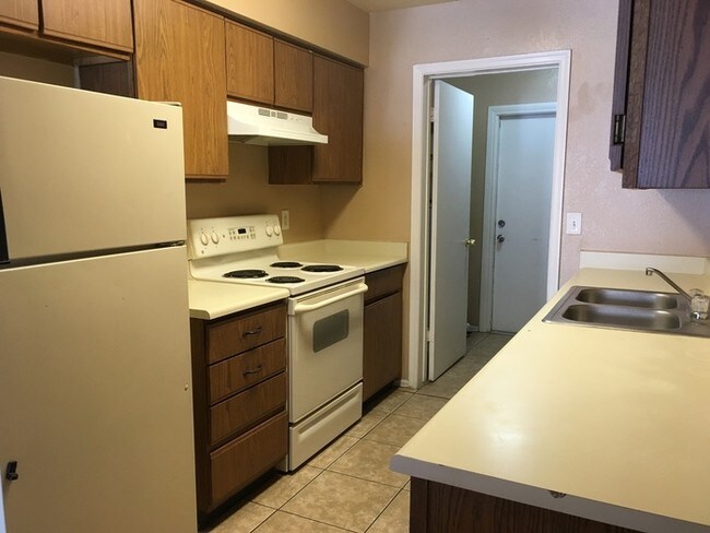 Building Photo - 2 Bed/1 Bath with private backyard in Mesa!