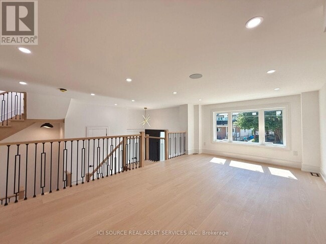 Building Photo - 21 Vanbrugh Ave