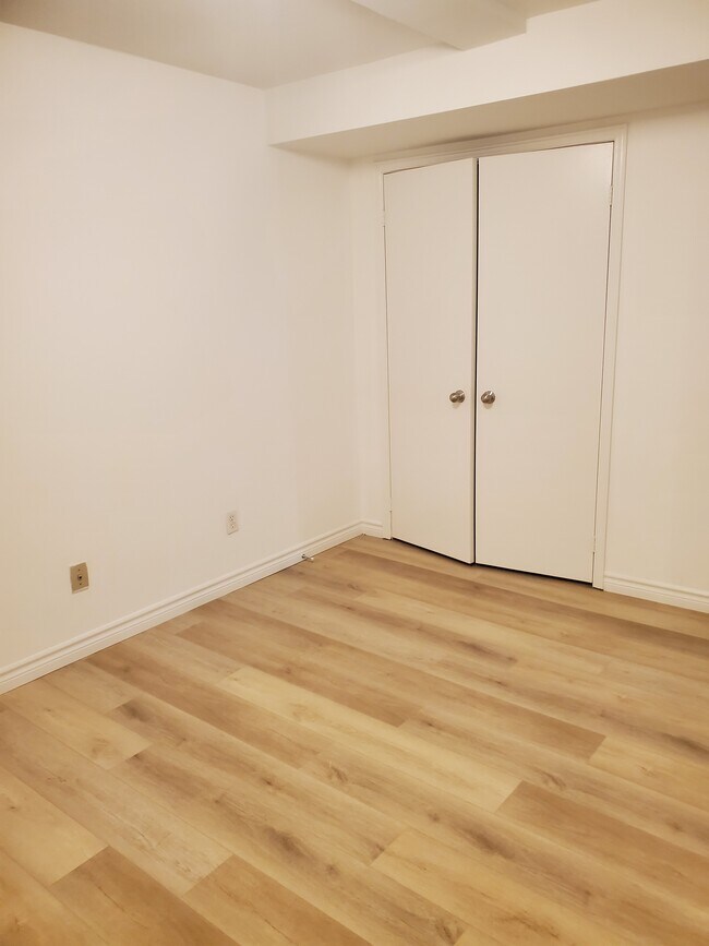Photo du bâtiment - Spacious One Bedroom Basement Apartment